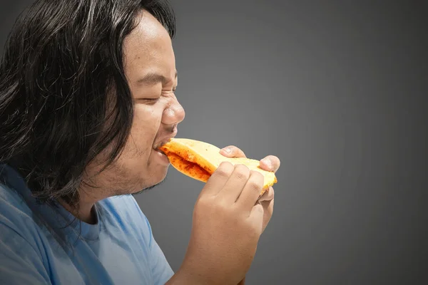 Uomo Asiatico Mangiare Panino Con Uno Sfondo Nero Concetto Cibo — Foto Stock