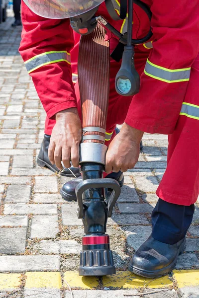 Bombeiros Terno Proteção Contra Incêndio Segurando Uma Mangueira Água Livre — Fotografia de Stock