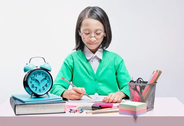 Menina Asiática Com Estacionário Escreve Livro Sobre Mesa Voltar Conceito — Fotografia de Stock