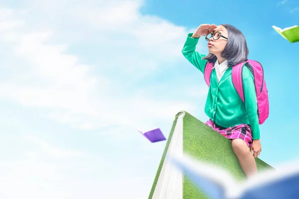 Asiática Niña Con Una Mochila Volando Libro Para Volver Escuela — Foto de Stock