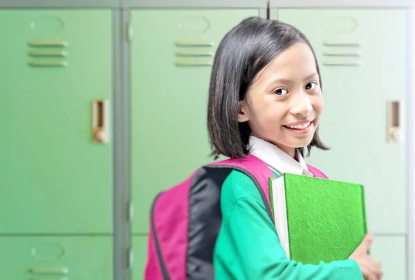 学校で本とバックパックを持つアジアの女の子 学校のコンセプトに戻る — ストック写真