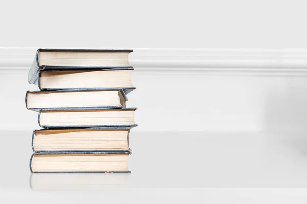 Egy Íróasztal Egy Halom Könyvvel Fehér Fali Háttérrel Vissza Iskolába — Stock Fotó