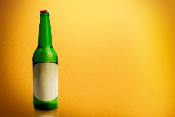 Garrafa Cerveja Com Fundo Amarelo Cerveja Para Celebrar Oktoberfest — Fotografia de Stock
