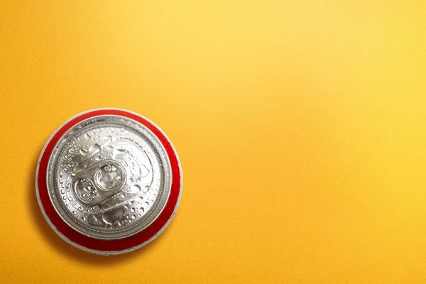 Draufsicht Auf Die Bierdose Mit Gelbem Hintergrund Bier Zum Oktoberfest — Stockfoto