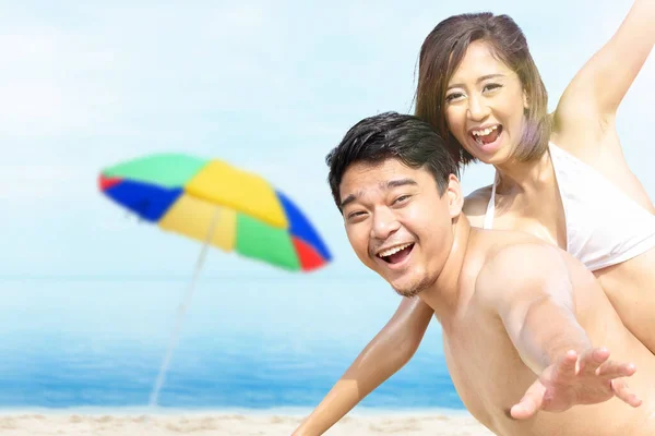 Asiatischer Mann Hält Seine Freundin Bikini Strand — Stockfoto