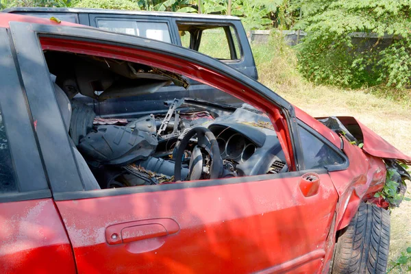 Coche Rojo Roto Debido Accidente Accidente Césped — Foto de Stock