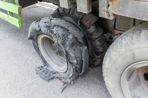 Camión Con Neumático Roto Carretera — Foto de Stock