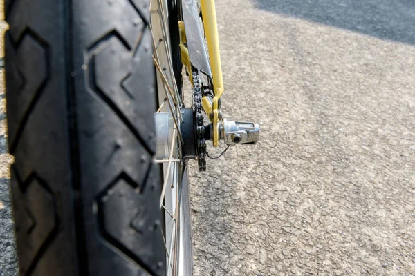 Bicicleta Rua Com Fundo Parede Preta — Fotografia de Stock