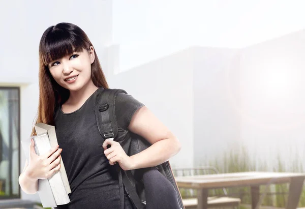 Aziatische Studentenvrouw Met Rugzak Boeken Die Naar School Gaan Terug — Stockfoto