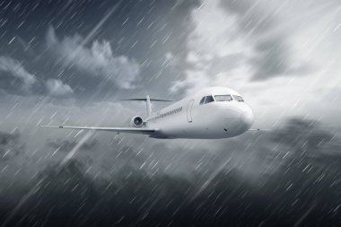 Yağmurlu havada havada uçan uçak.