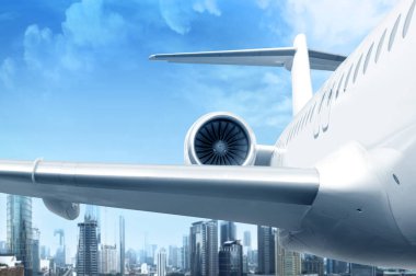 Mavi bir gökyüzü sahnesiyle havada uçan uçak.