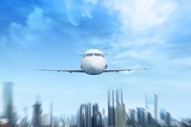 Mavi bir gökyüzü sahnesiyle havada uçan uçak.