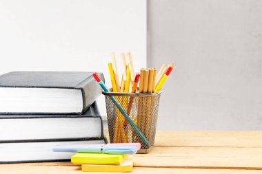 Kitap ve kağıt kaplamalı masa, beyaz tahta kaplamalı. Okul konseptine dönüş