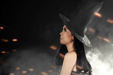 Siyah arka planı olan Asyalı cadı kadın.