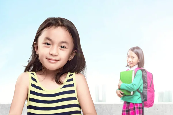 Menina Asiática Com Livro Mochila Indo Para Escola Voltar Conceito — Fotografia de Stock