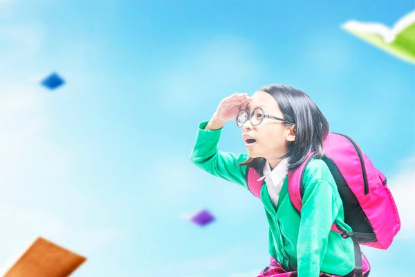 Ázsiai Kislány Hátizsákkal Repül Könyvet Hogy Vissza Iskolába Kék Háttér — Stock Fotó