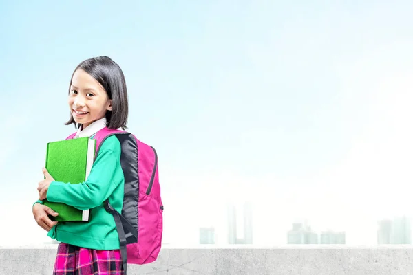 Asiatisk Liten Flicka Med Bok Och Ryggsäck Väg Till Skolan — Stockfoto