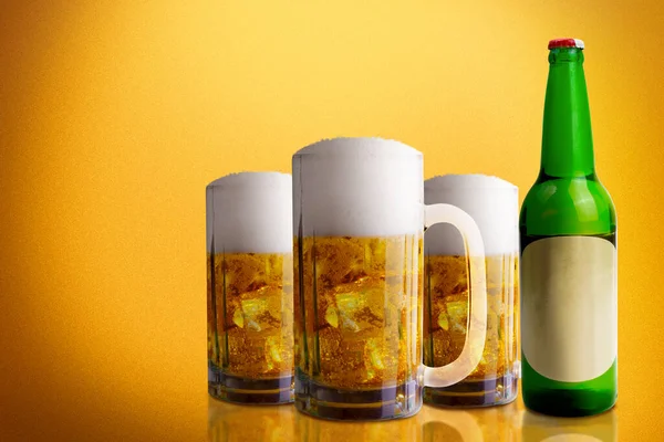 Bira Şişesi Sarı Arka Planı Olan Bir Bardak Soğuk Bira — Stok fotoğraf