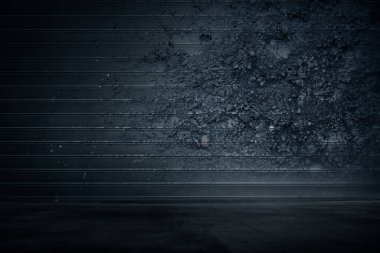 Karanlık odada beton zemin olan Grunge duvarı.