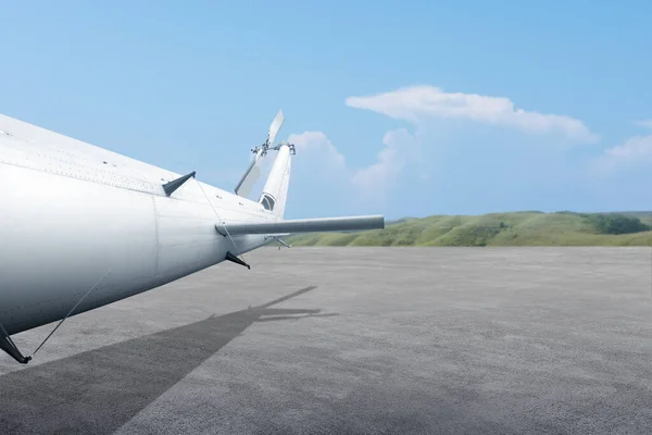 Avião Pista Com Vistas Paisagens Fundo Azul Céu — Fotografia de Stock