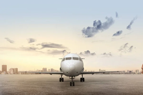 Avión Pista Con Paisajes Urbanos Fondo Cielo —  Fotos de Stock