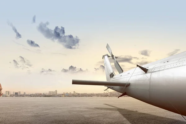 Şehir Manzarası Gökyüzü Arkaplanı Olan Uçak Pistte — Stok fotoğraf