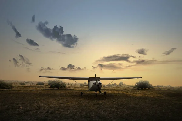 日の出を背景に草原の航空機 — ストック写真