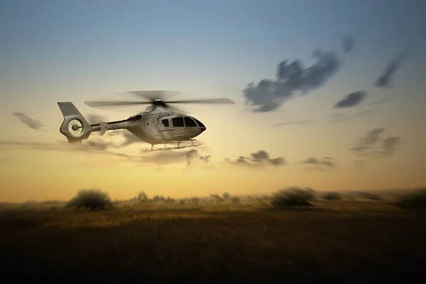 Hubschrauber Fliegt Der Luft Über Der Landschaft Mit Wolkenverhangenem Hintergrund — Stockfoto