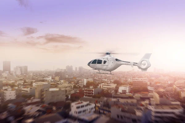 Hubschrauber Der Luft Über Der Stadt Mit Wolkenverhangenem Hintergrund — Stockfoto