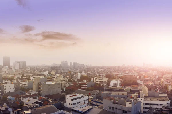 Vista Della Vita Urbana Con Uno Sfondo Cielo Drammatico — Foto Stock