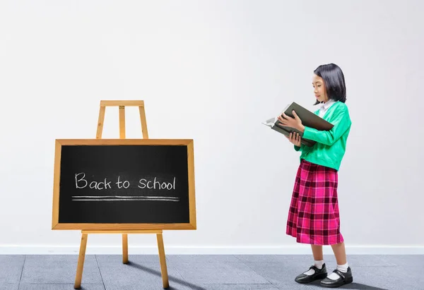 Menina Asiática Lendo Livro Sala Aula Voltar Conceito Escola — Fotografia de Stock