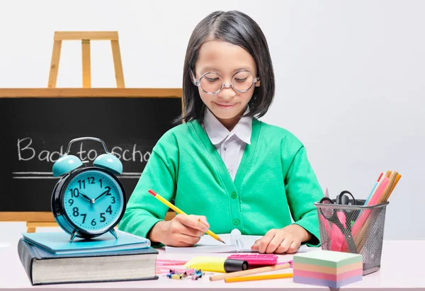 Aasialainen Pieni Tyttö Paikallaan Kirjoittaa Kirjan Pöydälle Takaisin Kouluun Käsite — kuvapankkivalokuva