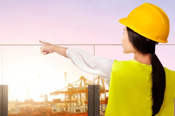 Vue Arrière Ouvrier Construction Asiatique Avec Casque Sécurité Pointant Vers — Photo