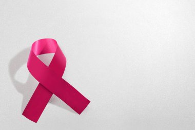 Beyaz arka planda pembe farkındalık kurdelesi. Göğüs kanseri farkındalığı