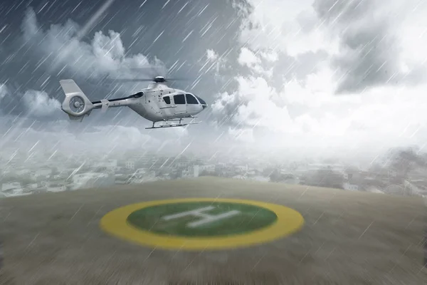 Der Hubschrauber Hebt Bei Regenwetter Vom Hubschrauberlandeplatz — Stockfoto