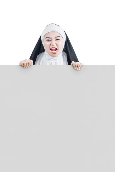 Monja Del Diablo Asustadiza Sosteniendo Pizarra Blanca Vacía Aislada Sobre — Foto de Stock