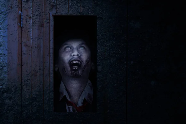 暗い背景を持つドアの後ろに立って怖いゾンビ — ストック写真
