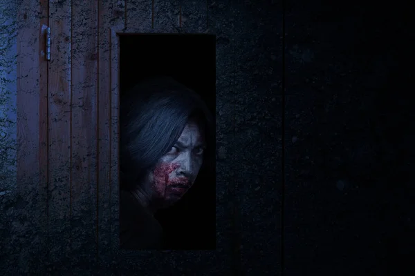 可怕的僵尸站在门后 背影昏暗 — 图库照片