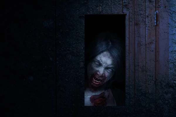 可怕的僵尸站在门后 背影昏暗 — 图库照片
