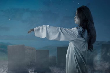 Mezarlık geçmişi olan korkunç hayalet kadın. Cadılar Bayramı konsepti