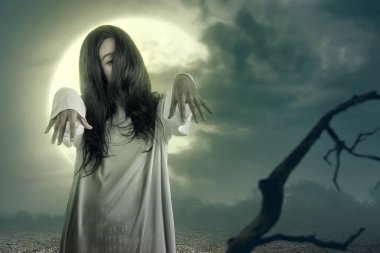 Gece sahne geçmişi olan korkunç hayalet kadın. Cadılar Bayramı konsepti