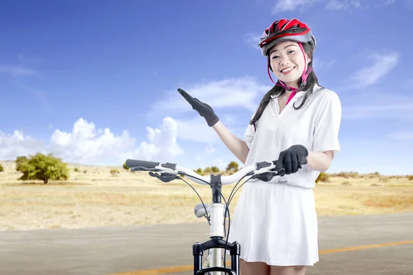 Mujer Asiática Con Casco Bicicleta Pie Junto Bicicleta Calle — Foto de Stock