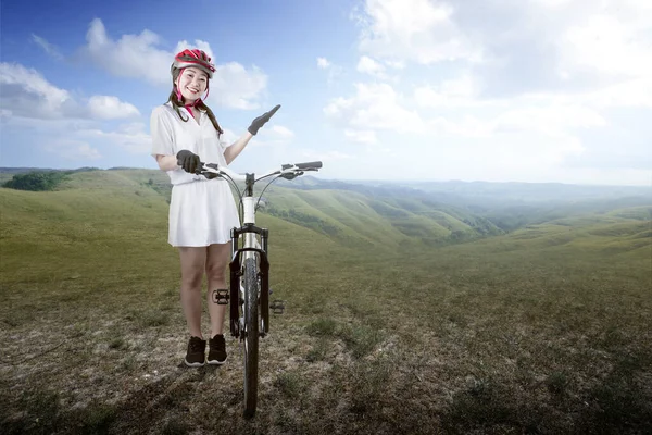 Asiatisk Kvinna Med Cykelhjälm Som Står Bredvid Sin Cykel Ängen — Stockfoto