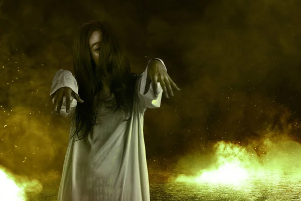 Mujer Fantasma Asustadiza Pie Con Fondo Explosión Concepto Halloween — Foto de Stock