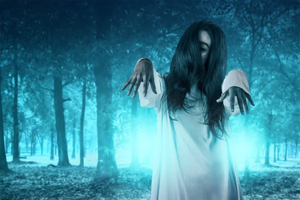 可怕的鬼女人站在鬼森林的背景 万圣节的概念 — 图库照片