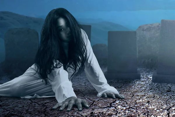 Mujer Fantasma Asustadiza Arrastrándose Cementerio Con Fondo Escena Nocturna Concepto — Foto de Stock