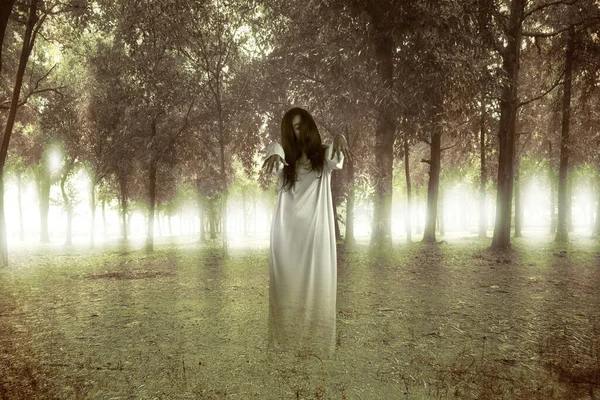 Mulher Fantasma Assustador Com Fundo Floresta Assombrada Conceito Halloween — Fotografia de Stock