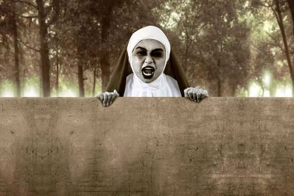 Scary Diable Nonne Tenant Tableau Blanc Vide Avec Fond Forêt — Photo