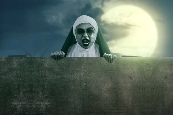 어두운 수녀가 백보드를 장면을 배경으로 공간을 화이트보드 — 스톡 사진