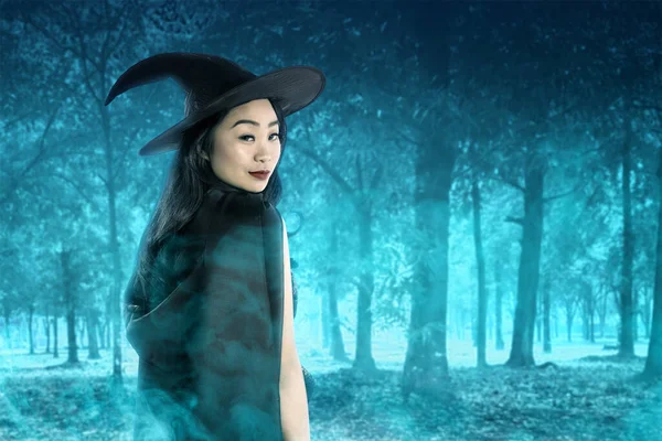 Femme Sorcière Asiatique Avec Chapeau Debout Avec Fond Forêt Hantée — Photo